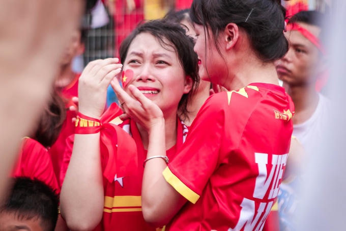 ...bật khóc khi các tuyển thủ lỡ hẹn với tấm huy chương đồng  Asiad 2018.