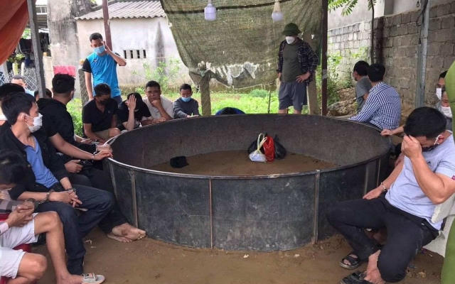 Hơn 70 cảnh sát siết vòng vây phá trường gà bắt nhiều đối tượng