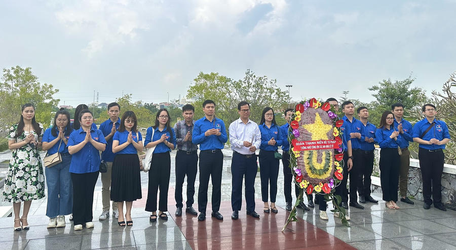 Đoàn Thanh niên Bộ Tư pháp đã tổ chức lễ dâng hương, đặt vòng hoa tưởng nhớ công lao các Anh hùng liệt sỹ trên địa bàn TP Ninh Bình.