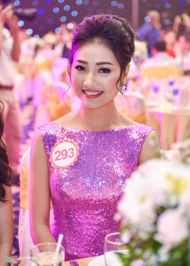 Người đẹp Quảng Nam - Bùi Nữ Kiều Vỹ thanh thoát trong bộ váy ánh nhũ tông hồng, lối trang điểm quyến rũ. Vẻ đẹp giống Nguyễn Thị Huyền giúp thí sinh được chú ý từ vòng sơ tuyển.