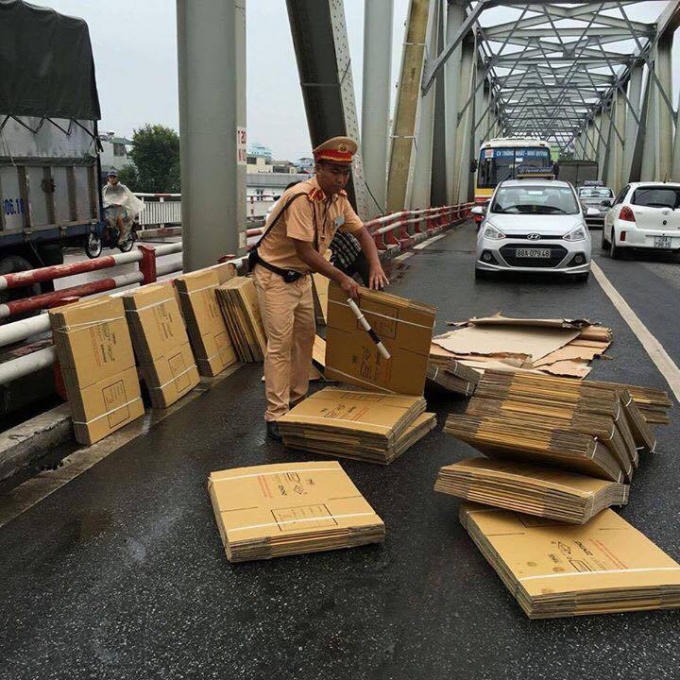 Tổ công tác Đội CSGT số 5 đã kịp thời chạy bộ tới hiện trường để xử lý vụ việc.