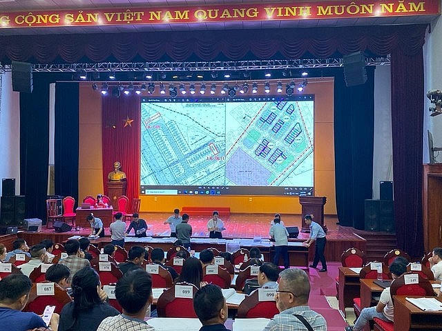 Quang cảnh phiên đấu giá.