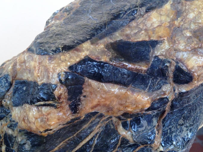 Hai chữ nhất tâm rõ nét bên lưng trái của hòn đá.