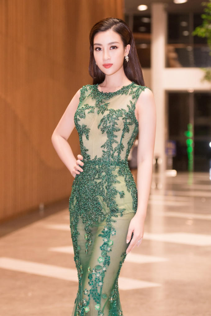 &ldquo;N&agrave;ng thơ&rdquo; Đỗ Mỹ Linh gợi cảm trong thiết kế Ho&agrave;ng Hải