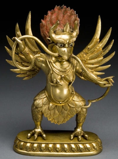 Hình ảnh Garudu mình người đầu chim, nuốt rắn.