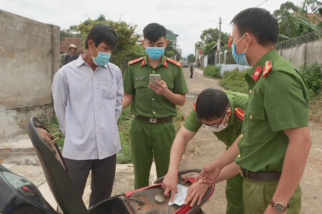 Ông Ý tá hỏa khi cảnh sát phát hiện 2 gói ma tuý trong cốp xe máy .