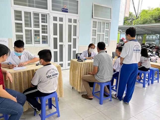 Học sinh Trường TH T&acirc;n Hương trong đợt ti&ecirc;m vắc xin ph&ograve;ng COVID-19 mới đ&acirc;y.