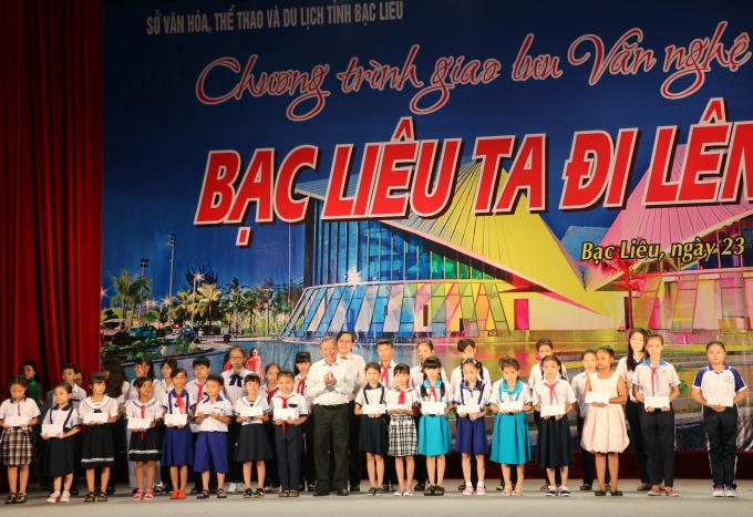 Đại diện cho Hội Âm nhạc TPHCM trao 40 phần quà cho các em thiếu nhi. (Ảnh: Nguyên Hoàng)