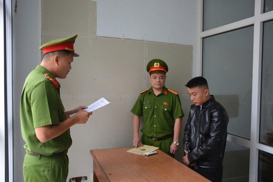 Tống đạt quyết định khởi tố bị can và lệnh bắt bị can để tạm giam đối với Trần Hồng Huy - Ảnh Công an Đà Nẵng.