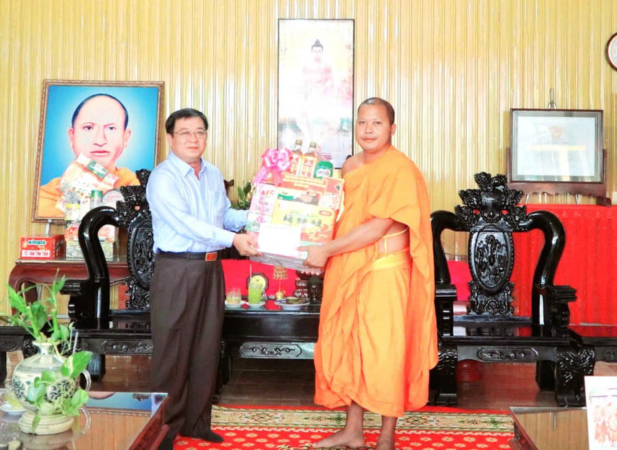 Ông Lê Thanh Việt - Chủ tịch Ủy ban Mặt trận Tổ quốc Việt Nam tỉnh Kiên Giang tặng quà cho Ban trị sự chùa Xẻo Cạn