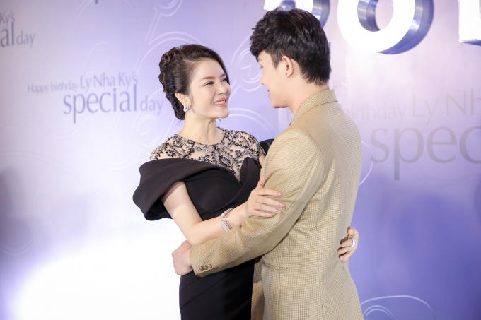 Nathan Lee &ocirc;m h&ocirc;n mừng sinh nhật L&yacute; Nh&atilde; Kỳ