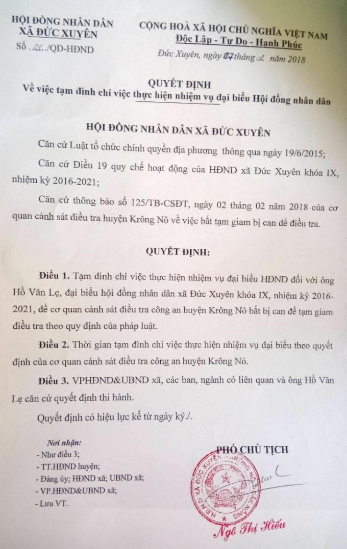 Quyết định số 01/QĐ-HĐND của Hội đồng nhân xã Đức Xuyên về việc tạm đình chỉ công tác với ông Lẹ.