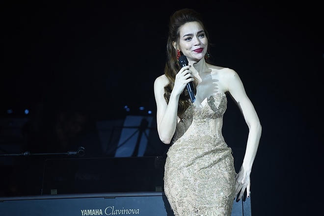 Trong liveshow, Hồ Ngọc Hà rơi nước mắt khi nhớ về cha nuôi đã khuất. Ông là người đã khuyến khích nữ ca sĩ đi theo con đường nghệ thuật sau một thời gian quan sát cô đệm đàn cho bố mẹ ruột hát đám cưới. Cha nuôi đã nói với Hà Hồ rằng: "Mày cao thế này không ai muốn mời vào ban nhạc đâu, phải đứng riêng và hát một mình trên sân khấu". Ảnh Giang Huy