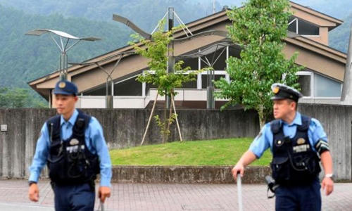 Cảnh sát Nhật canh gác bên ngoài trung tâm. (Ảnh: Reuters)