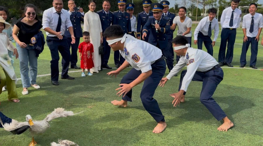 Cười bể bụng với màn bịt mắt bắt vịt.