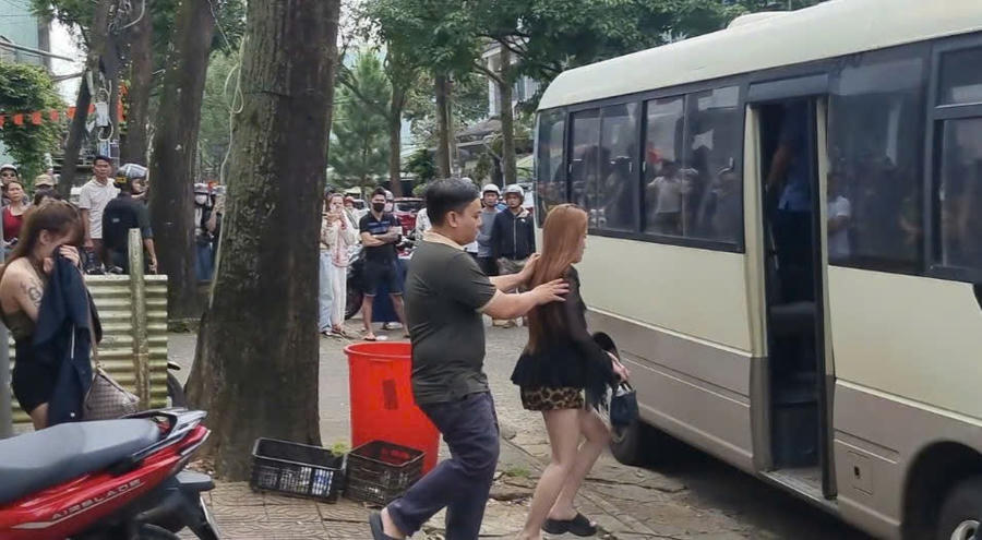 Công an tỉnh Gia Lai đưa các đối tương trong vu bay lắc ở phường Diên Hồng về cơ quan Công an. Ảnh: Công an cung cấp