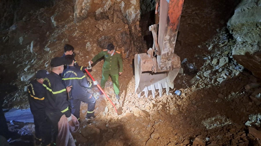 Lực lượng chức năng tìm kiếm các nạn nhân.