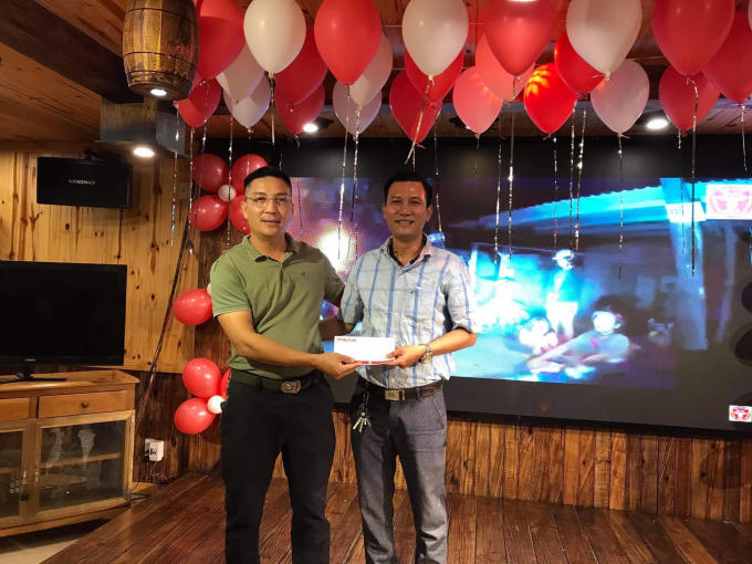 Nhà báo Nguyễn Mạnh Hùng - VP Đông Nam Bộ, Báo PLVN ủng hộ đội Hiệp sĩ số tiền 5 triệu đồng vì đạt được nhiều thành tích gìn giữ an ninh trật tự trong năm 2020.