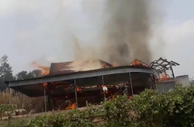 Ngôi nhà bốc cháy dữ dội.