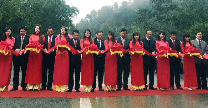 Bộ GTVT Việt Nam và Bộ GTVT Lào cắt băng thông xe dự án nâng cấp quốc lộ 217 - Ảnh: T.P