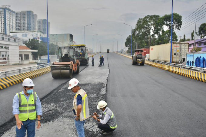 Khi cầu hoàn thành, các phương tiện lưu thông trên cầu vượt di chuyển thuận tiện hơn qua đoạn đường nổi tiếng ùn tắc này.