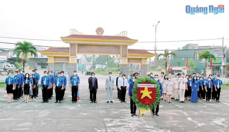 Đoàn viên, thanh niên Huyện đoàn Tư Nghĩa tưởng nhớ, tri ân Anh hùng liệt sĩ tại Đài tưởng niệm liệt sĩ huyện. Ảnh: PV
