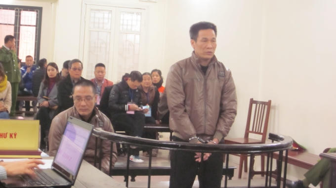 Hai bị cáo Hiếu và Hùng trước vành móng ngựa (Ảnh: Duy Khương).