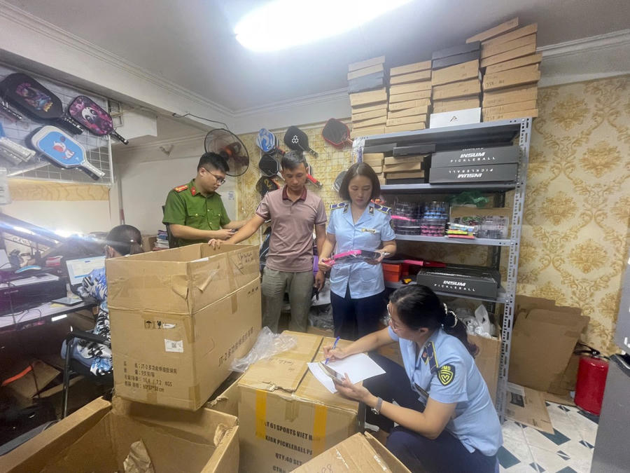 Lực lượng chức năng kiểm tra, tạm giữ số hàng hóa vi phạm.