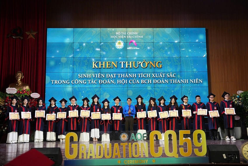 Học viện Tài chính khen thưởng các sinh viên chương trình đào tạo chất lượng cao đạt thành tích xuất sắc trong công tác Đoàn - Hội của BCH Đoàn Thanh niên.