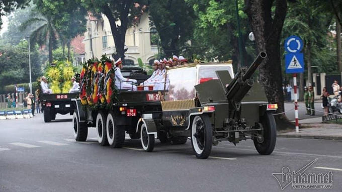 Đoàn linh xa lăn bánh trên đường phố Hà Nội. Ảnh: Phạm Hải