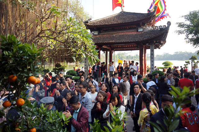 Đình Trấn Ba nằm trong quần thể đền Ngọc Sơn những ngày này cũng chật cứng người đến làm lễ.