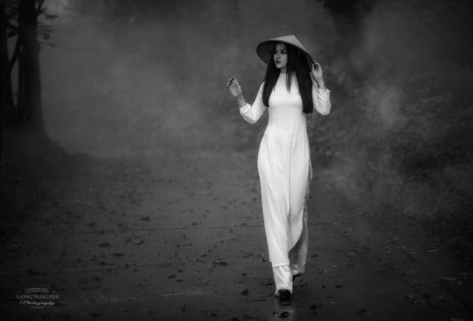 Người đẹp gây sốt với loạt ảnh cô đơn trong rừng