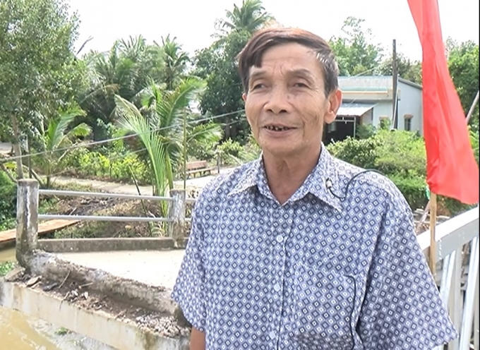 Ông Đỗ Nhật Hồng thay mặt bà con nhân dân trong xã chia sẻ niềm vui khi được đi trên cây cầu mới.