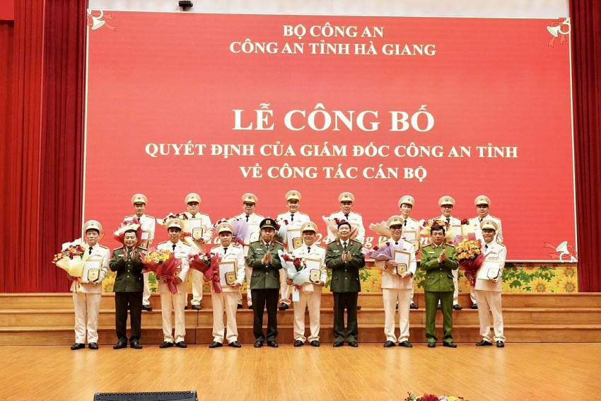 Lãnh đạo công an tỉnh trao quyết định, chúc mừng 14 cán bộ lãnh đạo nghỉ công tác trước thời hạn. (Ảnh: Công an tỉnh Hà Giang)