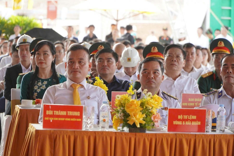 Các đại biểu tham dự Lễ khánh thành, khởi công các dự án, công trình quy mô lớn chào mừng Đại hội lần thứ XIV của Đảng trên toàn quốc sáng 19/12 tại Phú Quốc (Ảnh: Khánh Thùy).