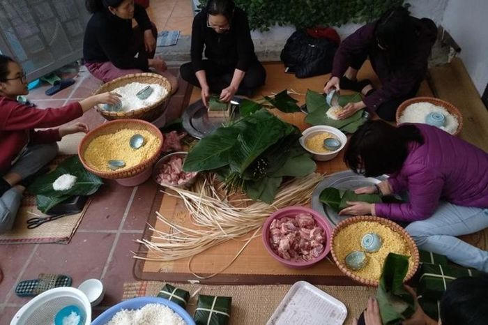Thời Covid - nhiều gia đình đã tự gói những chiếc bánh chưng ăn Tết thay vì đi mua như trước đây