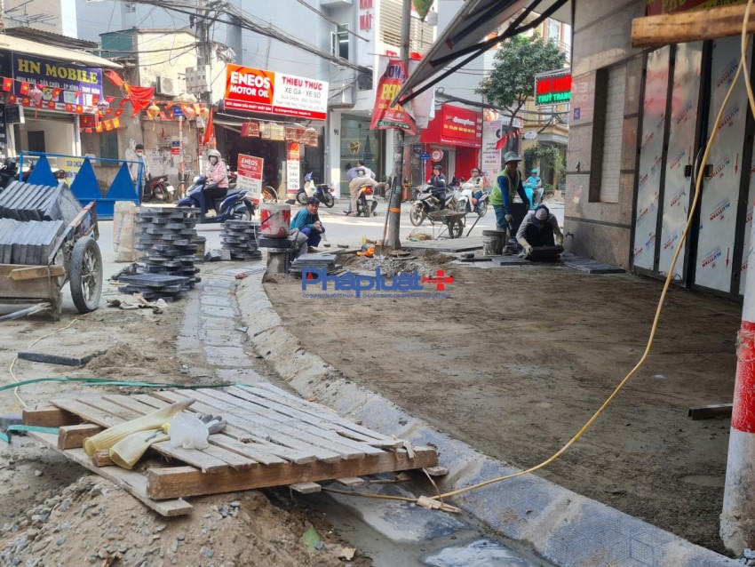 Vỉa hè tại tuyến phố Thịnh Liệt thuộc phường Hoàng Mai những ngày cuối năm đang được đào bới thi công lát gạch khiến việc đi lại của người dân, đặc biệt người đi bộ gặp không ít khó khăn.