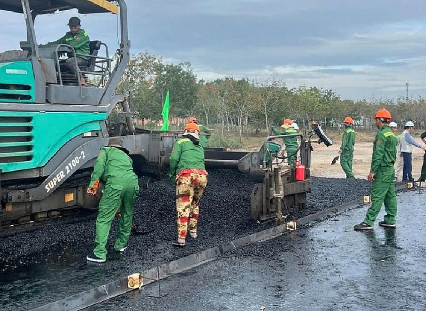 Công nhân thảm nhựa cao tốc.