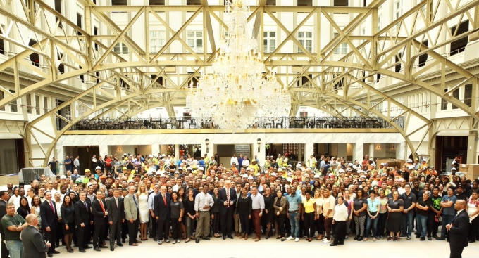 Nhân viên và khách hàng chụp ảnh tại Khách sạn Quốc tế Trump. (Ảnh: Twitter)