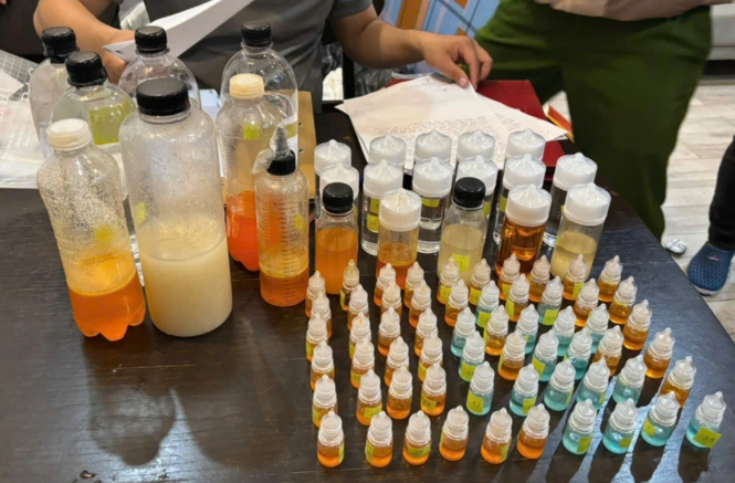 Các chai lọ chứa tinh dầu ma túy được pha chế để bán cho con nghiện.