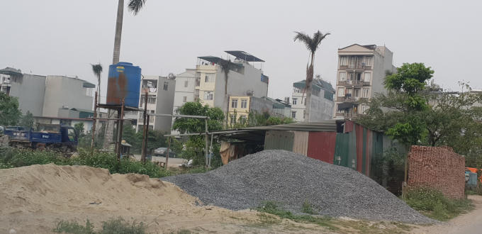 Một bãi tập kết VLXD khác trên địa bàn phường Mỹ Đình 1.