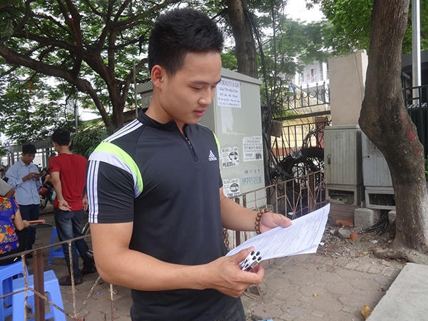 Em Nguyễn Đức Vinh, một thí sinh tham dự kỳ thi chia sẻ: "Em thấy đề thi năm nay không quá khó, tuy nhiên có sự phân hóa thí sinh khá rõ ràng. Đề thi Sử có sự liên hệ với các kiến thức xã hội khá nhiều. Với bài thi của mình, em làm được khoảng 90%"