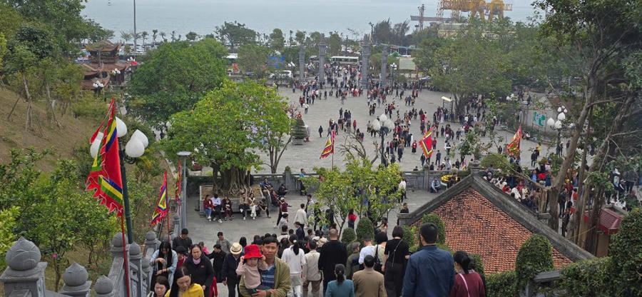 Càng về gần trưa, chiều lượng người càng lúc càng đông.