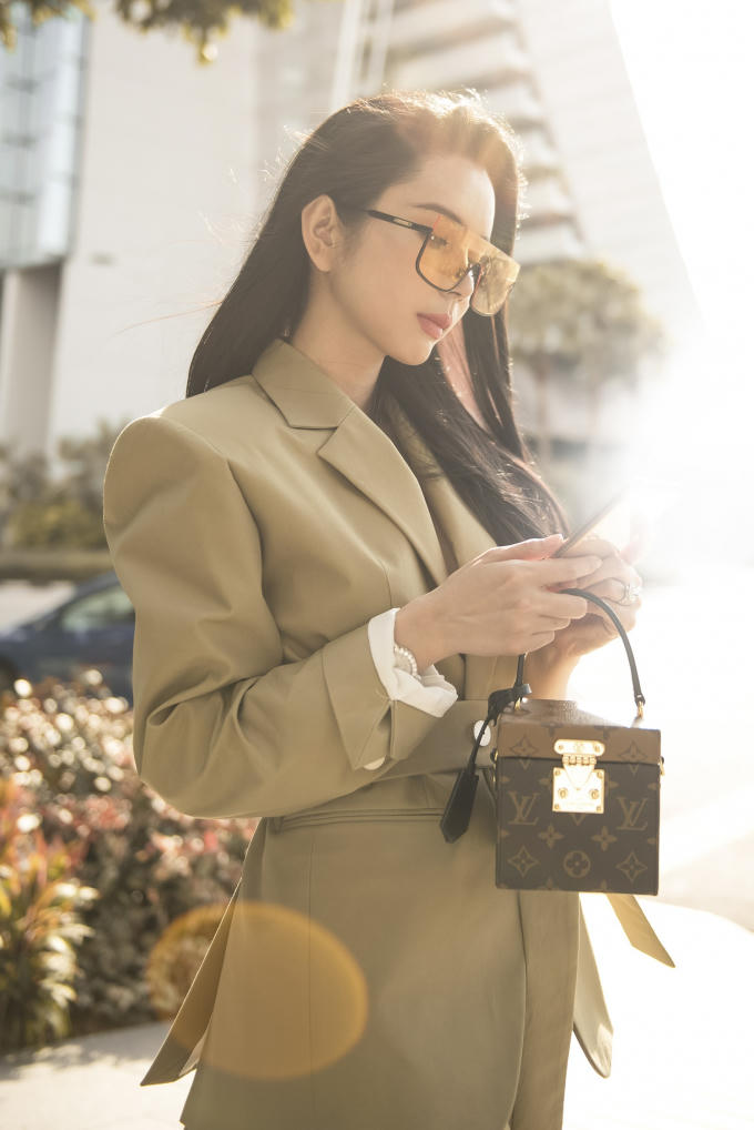 Huỳnh Vy đang có chuyến công tác ở Singapore.