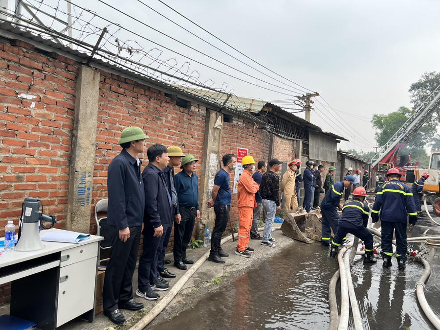 Lãnh đạo TP Hải Phòng chỉ đạo dập lửa.
