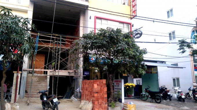 Khách sạn sát nơi công trình xây dựng gây tiếng ồn làm phiền du khách.