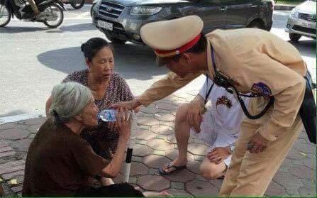 Giúp đỡ người già.(Nguồn: Facebook).