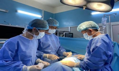 Các bác sĩ phẫu thuật cho bệnh nhân. Ảnh: BVCC.