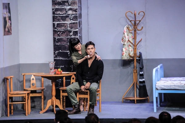 Trưởng phòng Việt Hương "ép" Trương Thế Vinh ăn trái cây bằng nhựa