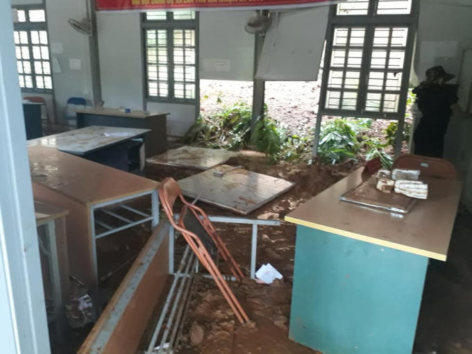 Bùn đất do mưa lũ gây ra làm hư hỏng nhiều bàn ghế, sổ sách của UBND xã Tà Hộc.